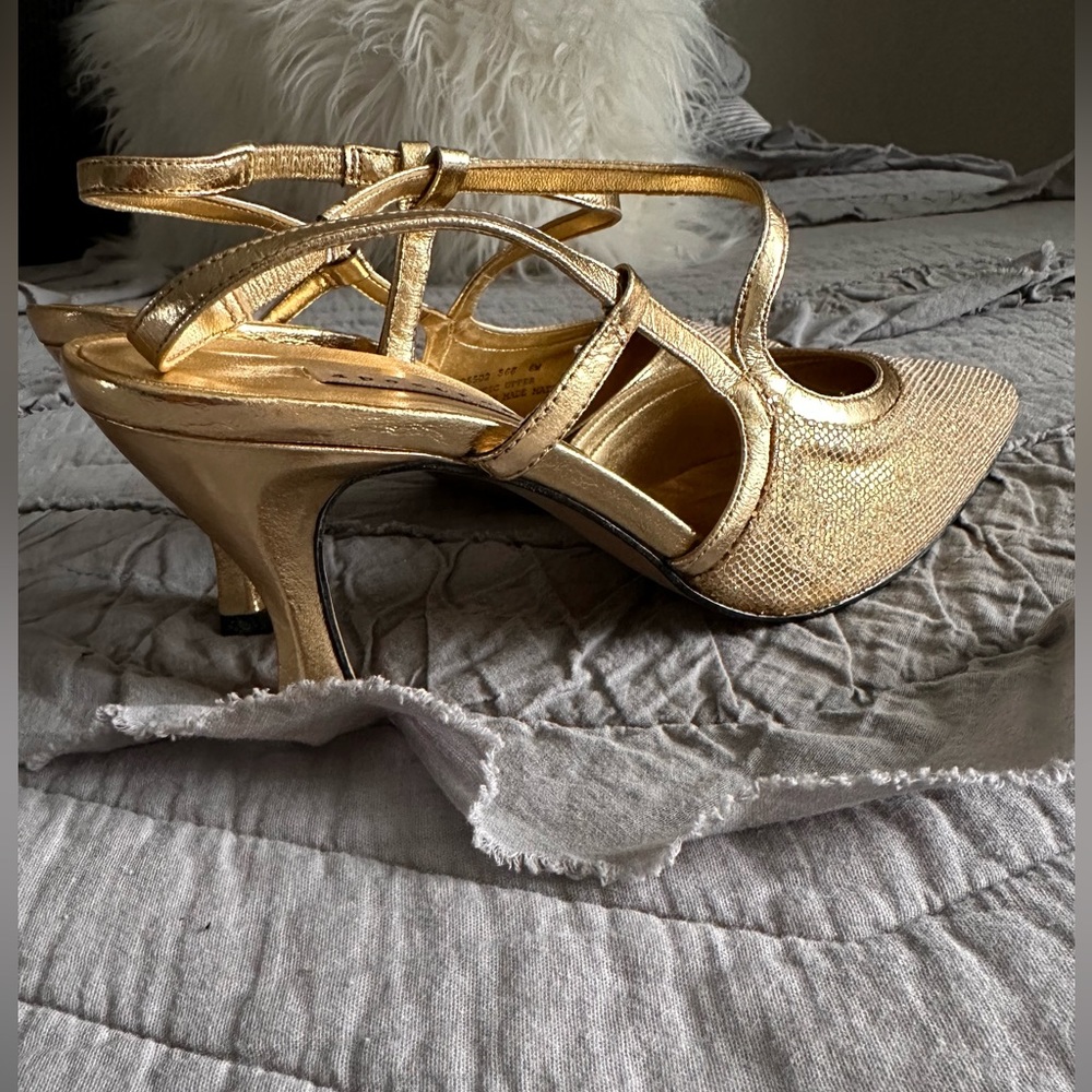 Apostrophe Excellent condition - gold sandal.
